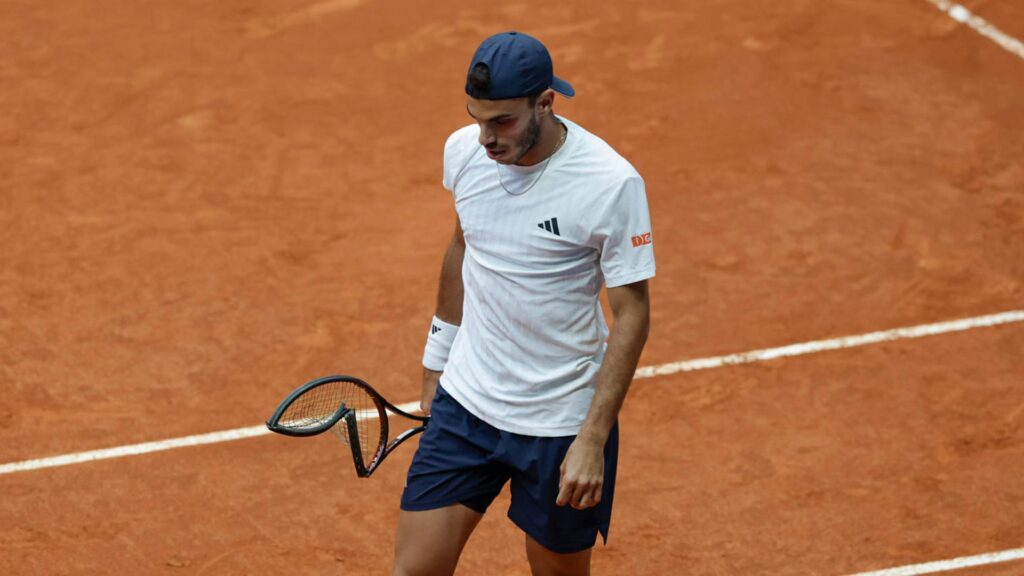 El ataque de furia de Francisco Cerúndolo en Madrid: rompió su raqueta tras perder el primer set frente a Alexander Blockx