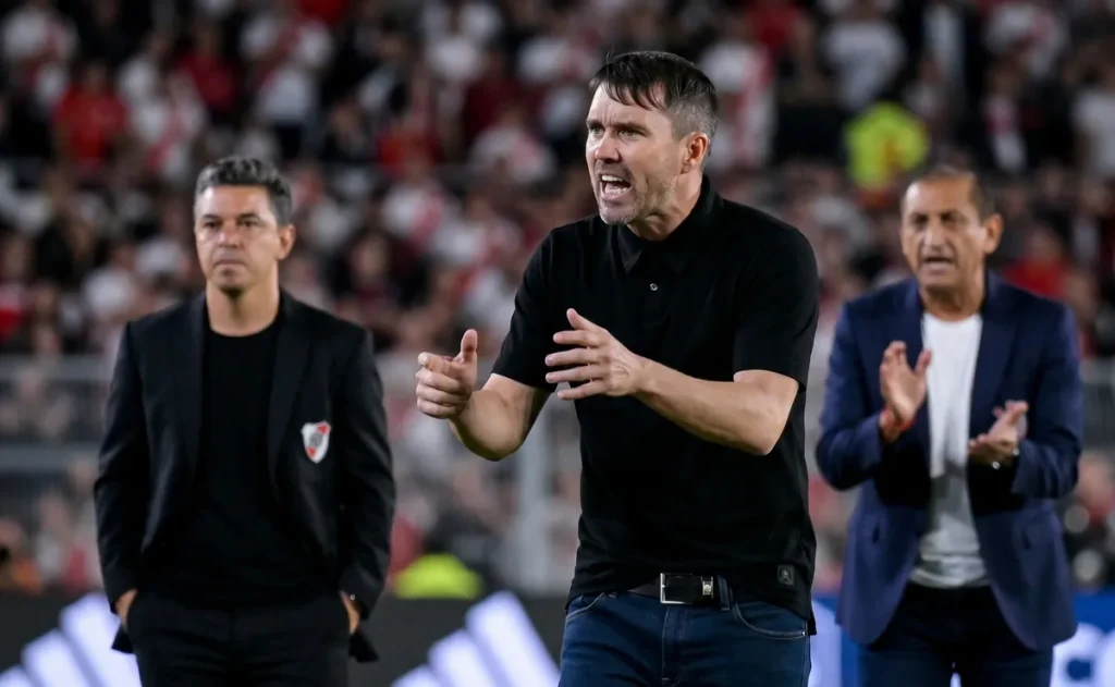 River juega mal todos los partidos y Coudet tiene la coartada de la herencia de Gallardo, pero ojo que apareció Ramón Díaz con el serrucho