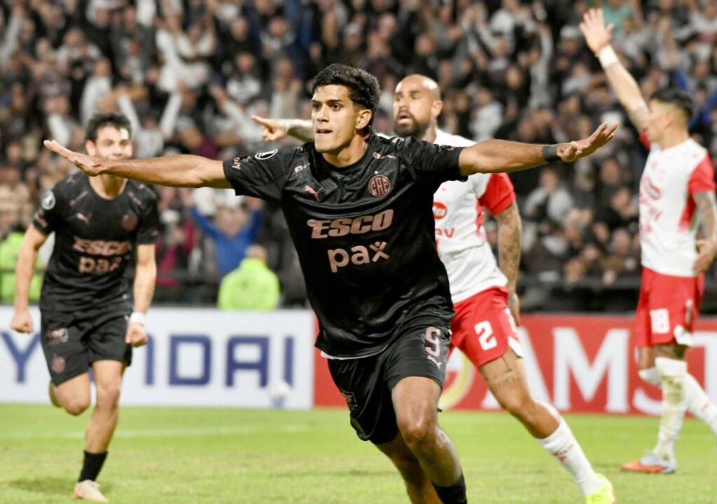 Platense logró su segundo triunfo en la Copa Libertadores: venció 2-1 a Independiente Santa Fe de Colombia