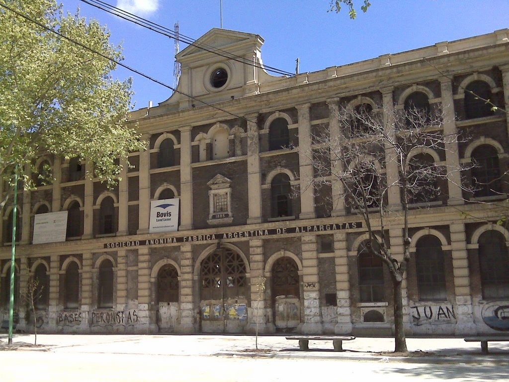 Convierten el histórico edificio de Alpargatas en un complejo de departamentos de lujo de US$100 millones: cuánto cuestan