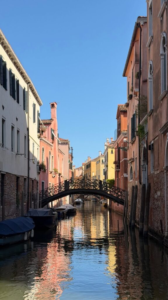 Melody Luz mostró el detrás de escena de su viaje por Venecia: paseo en góndola y almuerzo al borde del canal